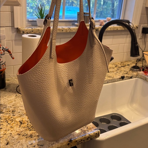 Stylish White Tote Bag with lots of room! - Picture 4 of 5
